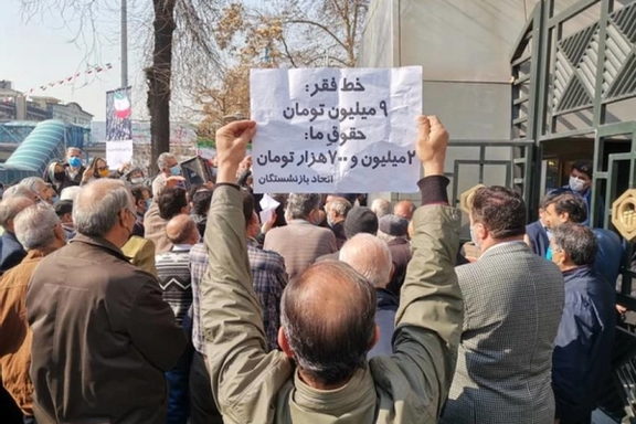 جمعی از بازنشستگان در اعتراض به عدم رسیدگی به خواستههایشان در شهرهای مختلف تجمع کردند