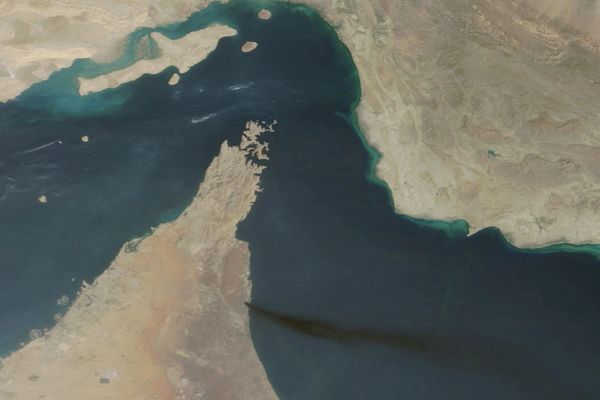 "فايننشال تايمز": الإمارات تسعى لتشكيل قوة دولية لإعادة فتح مضيق هرمز