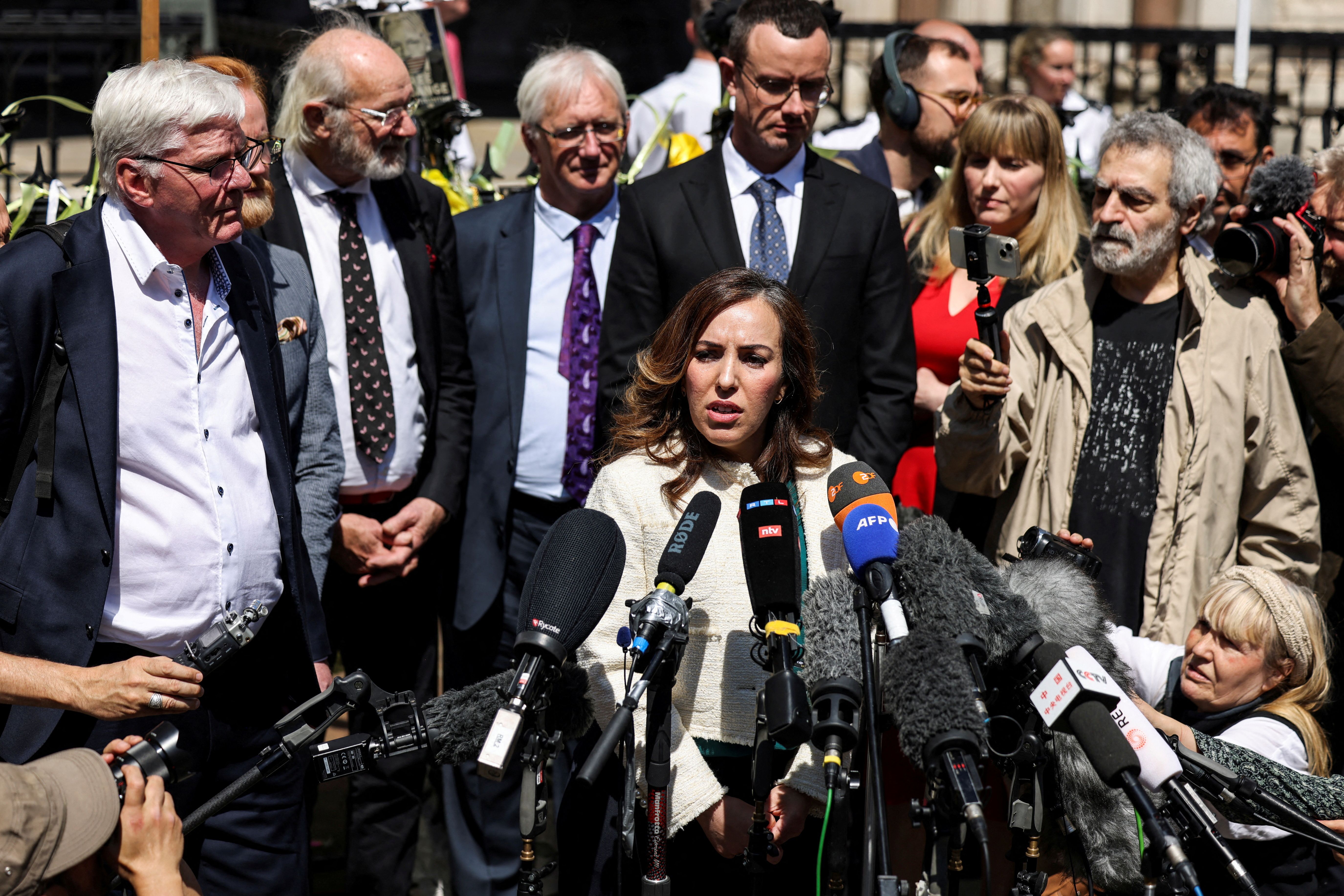 مصاحبه استلا آسانژ، همسر بنیان‌گذار ویکی‌لیکس با رسانه‌ها، دادگاه عالی لندن، ۳۱ اردیبهشت