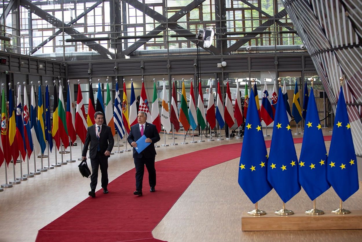 رهبران اتحادیه اروپا بر سر ممنوعیت عمده واردات نفت روسیه به توافق رسیدند