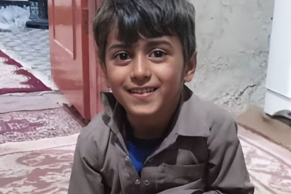 أصابوا والدته الحامل.. النيابة العامة تُبرّئ عناصر عسكرية متهمين بقتل طفل "بلوشي" في إيران