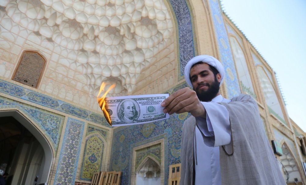 روزنامه کیهان: قیمت دلار را پادوهای دشمن بالا می‌برند