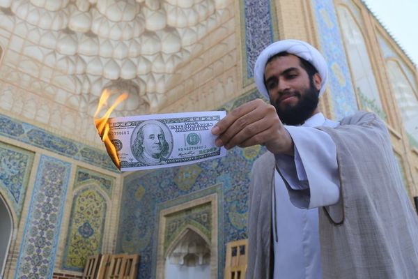 روزنامه کیهان: قیمت دلار را پادوهای دشمن بالا میبرند