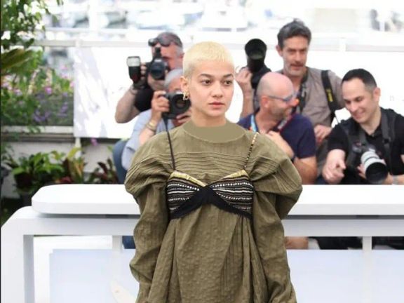 منع الممثلة الإيرانية صدف عسكري من مغادرة البلاد بعد ظهورها دون الحجاب الإجباري