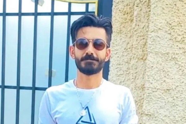 حسین شیرمحمدی، ۳۴ ساله اهل دزفول، هدف دو گلوله جنگی قرار گرفت و جان باخت