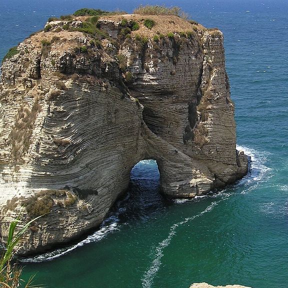 دولت لبنان دستور بازداشت هواداران حزبالله را به دلیل نورپردازی عکس نصرالله در بیروت داد