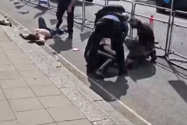 شرطة لندن تعتقل 8 أشخاص إثر مظاهرة لمعارضين ومؤيدين لإيران أمام السفارة