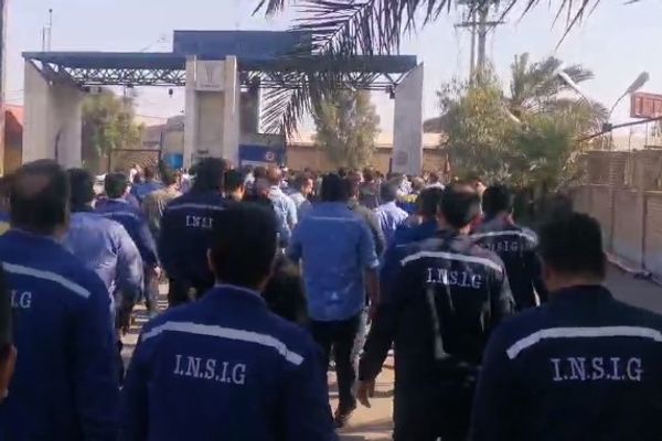 احتجاجا على سياسات النظام الإيراني وفصل زملائهم.. عمال الحديد في الأهواز يضربون عن العمل