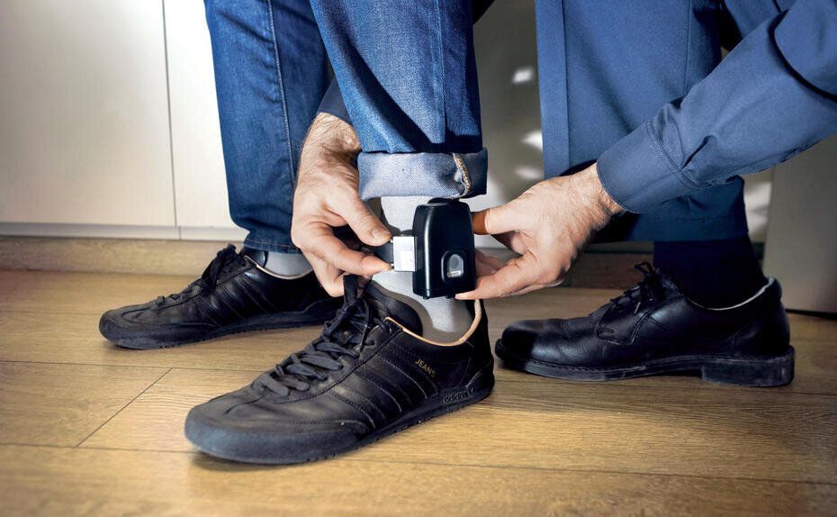 السوار الإلكتروني للمتظاهرين في إيران.. رحمة حكومية أم أداة للإذلال؟