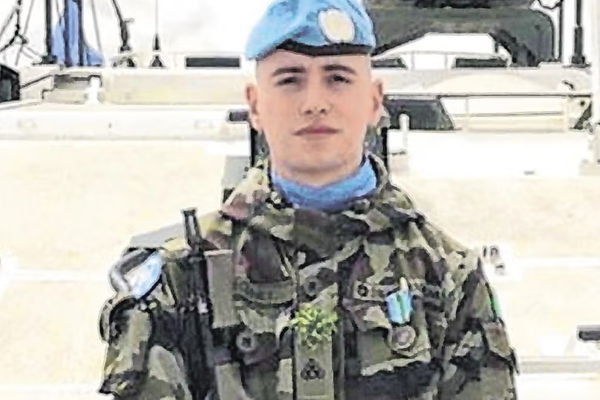 صحيفة أيرلندية: إيران تؤوي عضوًا في حزب الله محكومًا بالإعدام بتهمة قتل جندي أممي