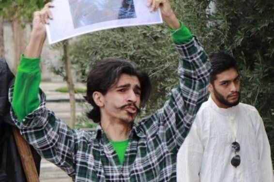 شهریار مکاری، بازیگر تئاتر در پی انتشار کلیپ «آغوش رایگان» در گرگان بازداشت شد