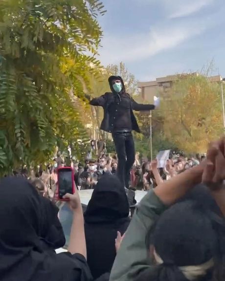 تداوم خیزش سراسری در ایران؛ شعار علیه کلیت جمهوری اسلامی از دانشگاه تا خیابان
