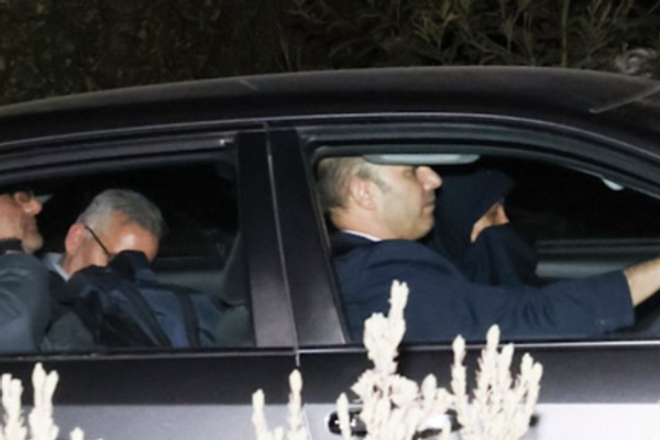 يغطون وجوههم بستراتهم.. السفير الإيراني وفريقه يغادرون أستراليا ليلا بعد قرار الطرد