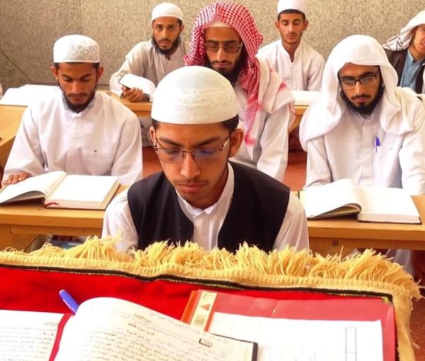 إمام أهل السنة في إيران: طرد طلاب وأساتذة "دار العلوم" جاء بعد "اعترافات قسرية"