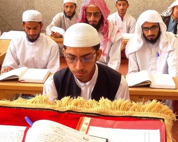 إمام أهل السنة في إيران: طرد طلاب وأساتذة "دار العلوم" جاء بعد "اعترافات قسرية"