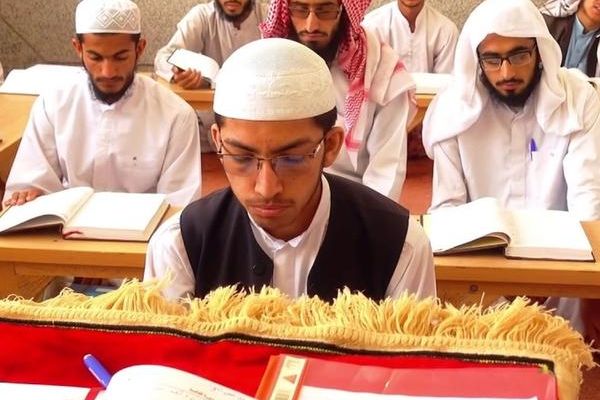 إمام أهل السنة في إيران: طرد طلاب وأساتذة "دار العلوم" جاء بعد "اعترافات قسرية"