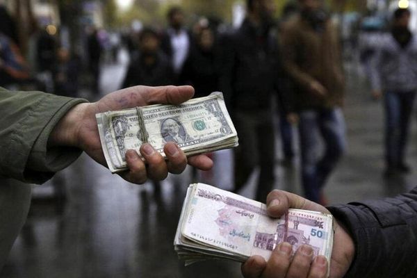 من الإسترليني إلى الأفغاني.. انهيار قياسي للعملة الإيرانية في سوق طهران