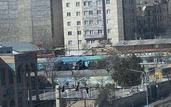 ویدیویی که ۱۰ اسفند برای ایراناینترنشنال ارسال شد، حضور خودروهای متعلق به نیروهای امنیتی را در حیاط دبستان علی شهرستانی در بلوار فکوری نشان میدهد