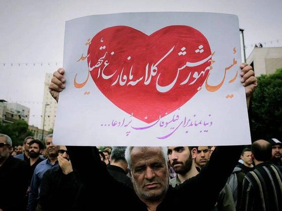 یکی از عزاداران رئیسی در مشهد: رییسجمهور شش کلاسه ما فارغالتحصیل شد