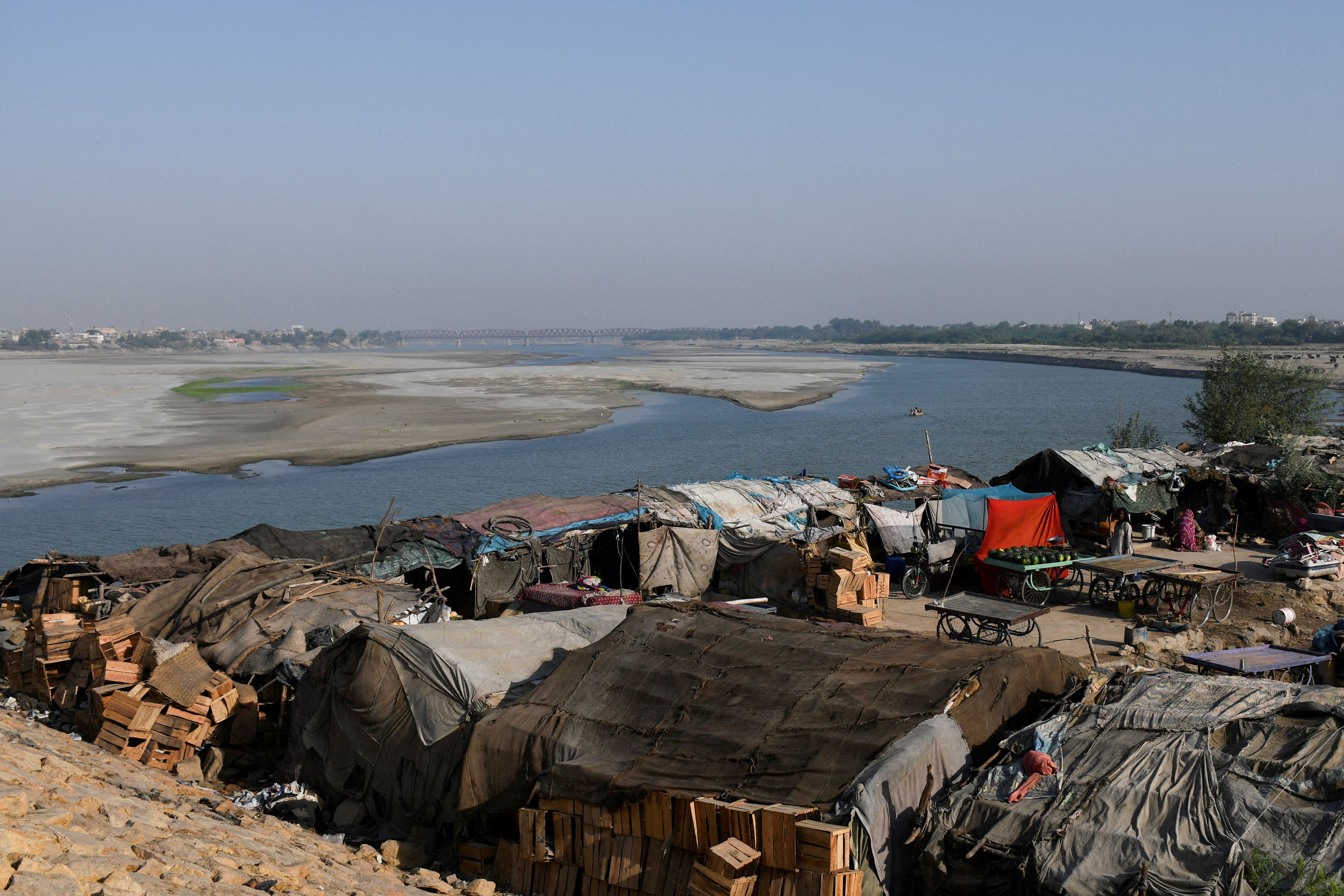 نمایی از چادرهای مسکونی مهاجران غیررسمی در بستر خشک رود سند در شهر حیدرآباد