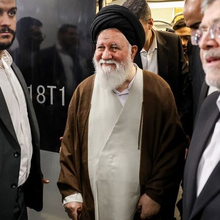 نماینده خامنهای در خراسان رضوی: شاهد عریانی و برهنگی زنان در خیابانها هستیم