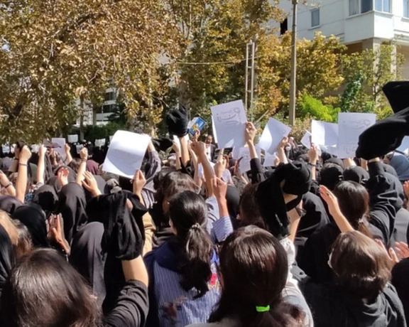 طلاب جامعة "الفنون" في إيران ينظمون إضرابا احتجاجا على "الحجاب الإجباري"