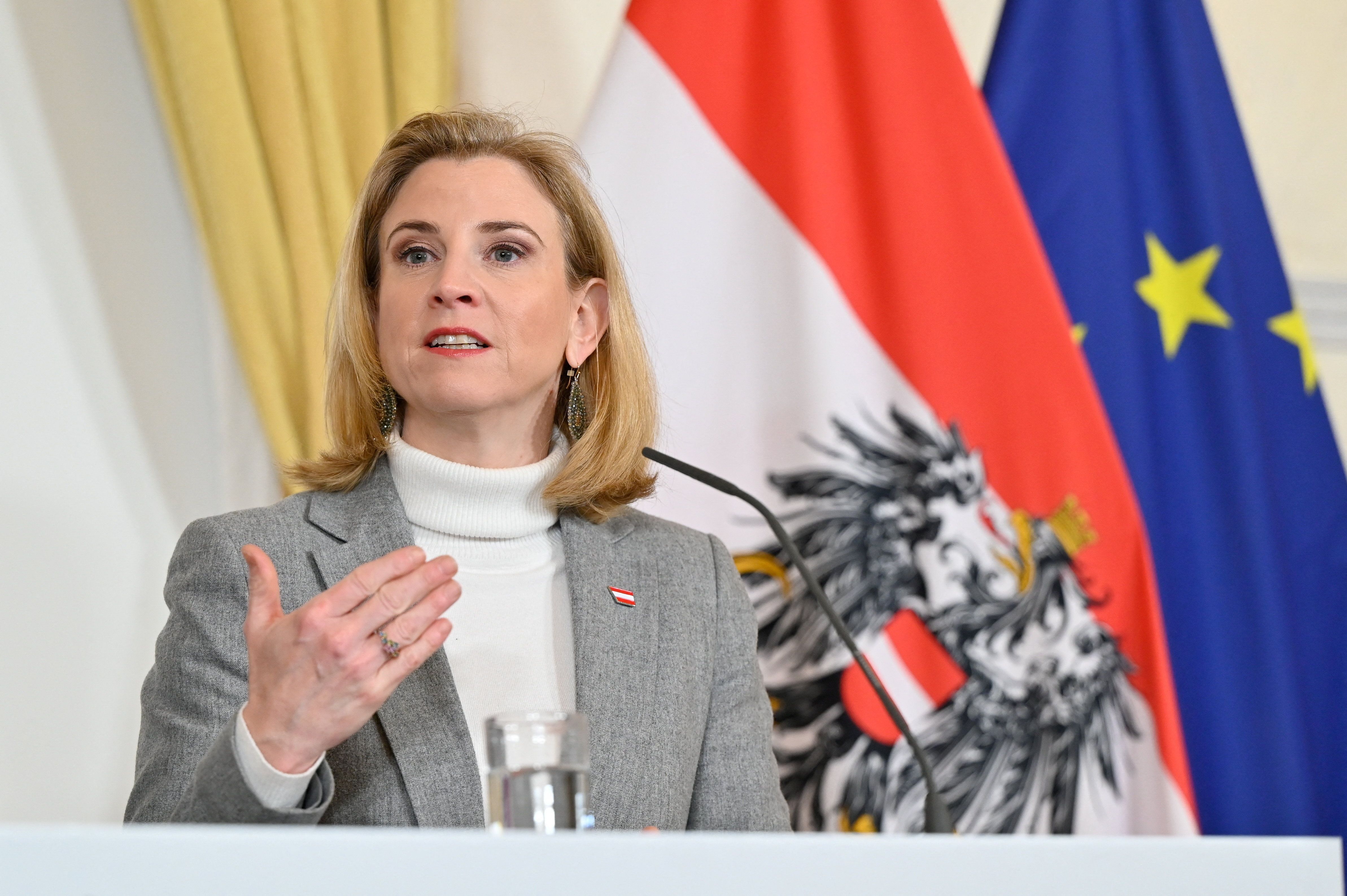 وزیر خارجه اتریش سرکوب معترضان در ایران را محکوم کرد