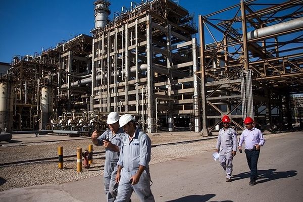 تزامنا مع احتجاجات أخرى.. عمال مصفاة نفط بندر عباس الإيرانية يواصلون الإضراب لليوم الثاني