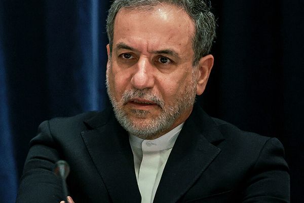 خبرنگار آمریکایی: بریتانیا، آلمان و فرانسه جمعه با عراقچی درباره مکانیسم ماشه صحبت میکنند