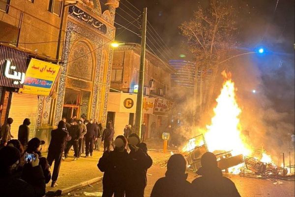 تحذير أمريكي لمواطنيه: غادروا إيران فورًا ولو عبر الطرق البرية