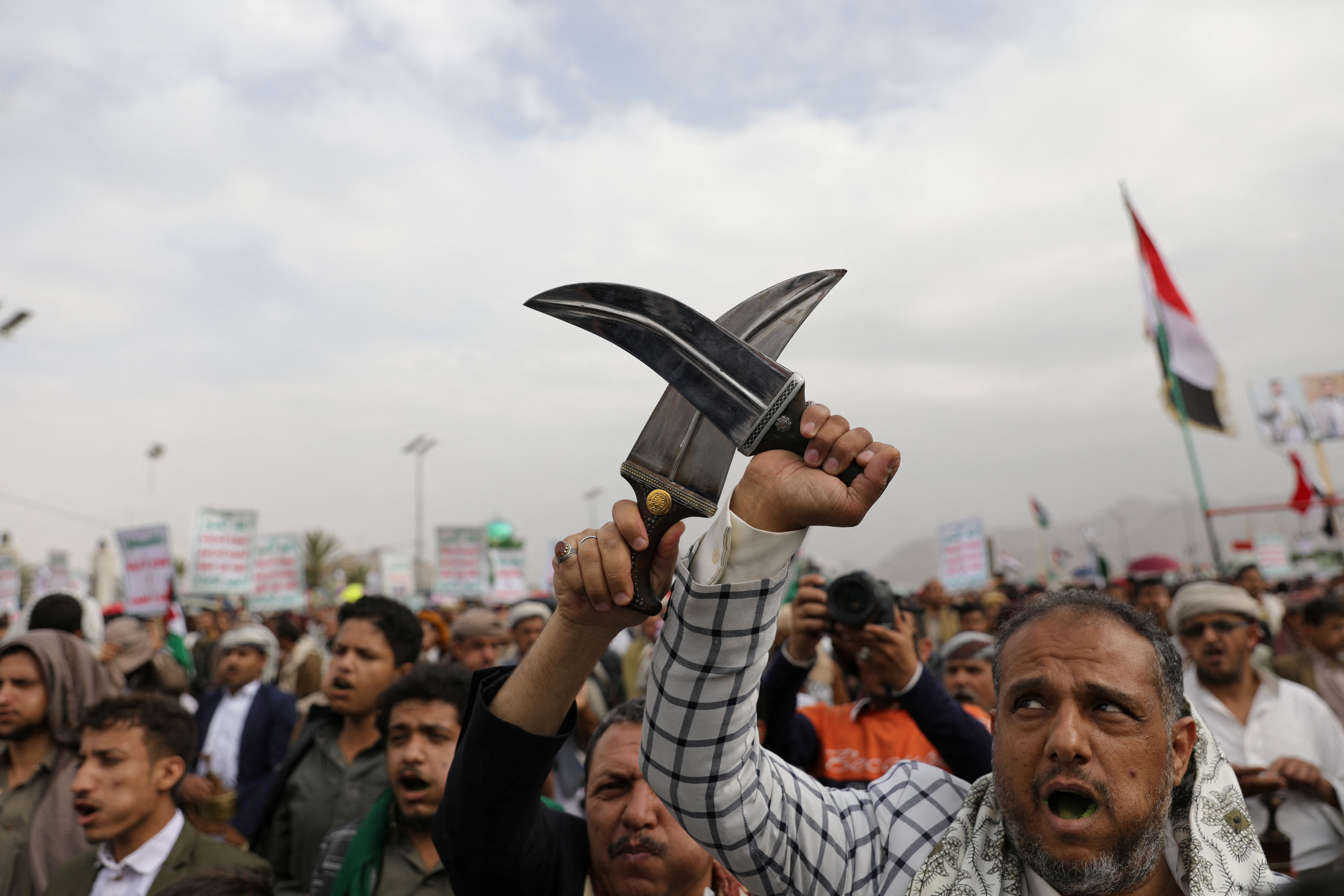 حوثی‌های یمن در تجمعی در صنعا، ۱۵ تیر