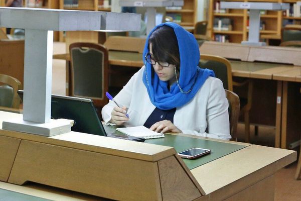 بين الحدود والكلمات.. رواية النساء الإيرانيات الكاتبات في المنفى