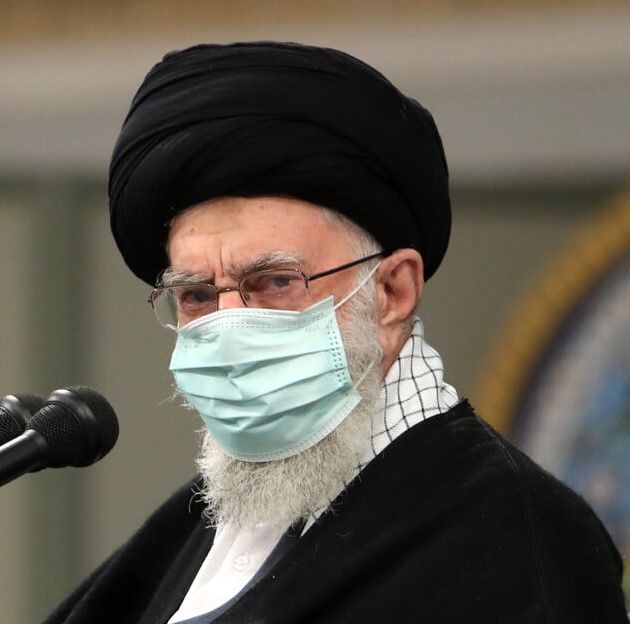 انکار اعتراضات به حجاب اجباری از سوی خامنه‌ای در اولین سخنرانی برای زنان: کشف حجابی نشد!
