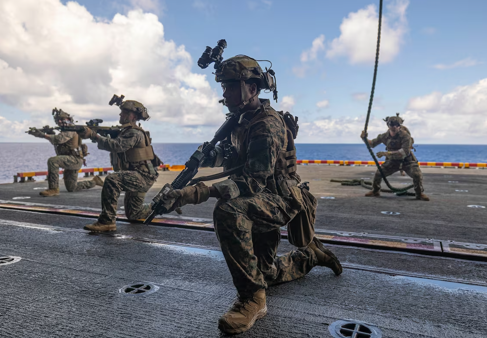 آمریکا در واکنش به تهدید ایران به دنبال استقرار نیروهای خود در کشتی‌های تجاری در منطقه است