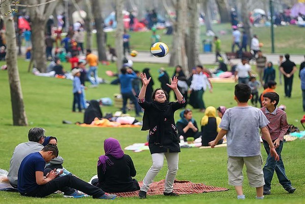 شهروندان با وجود محدودیت‌های حکومت رسوم نوروزی را به‌جا می‌آورند