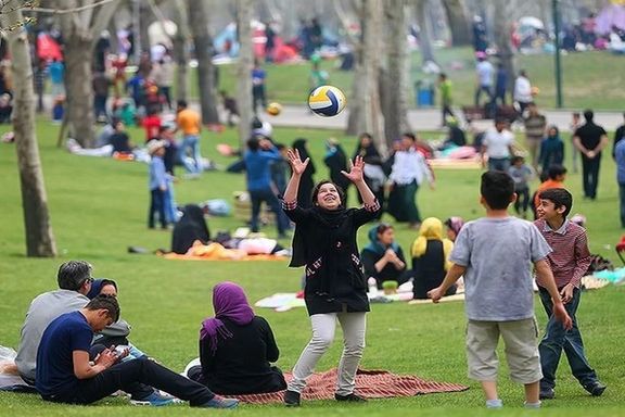 شهروندان با وجود محدودیتهای حکومت رسوم نوروزی را بهجا میآورند