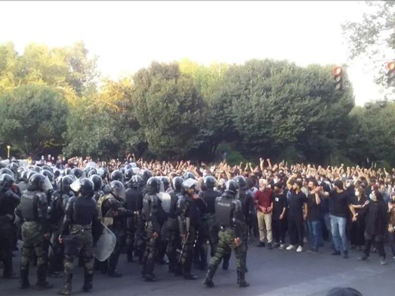 النظام الإيراني يستمر في ضغوطه على أهالي ضحايا الانتفاضة الشعبية ويعتقل العشرات