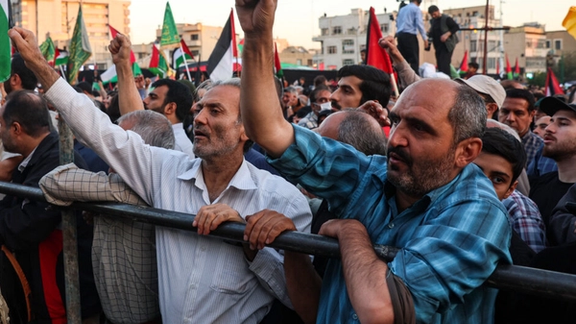 عضو هیئت رییسه مجلس: نخبگان و دلسوزان انقلاب بمب اتم میخواهند