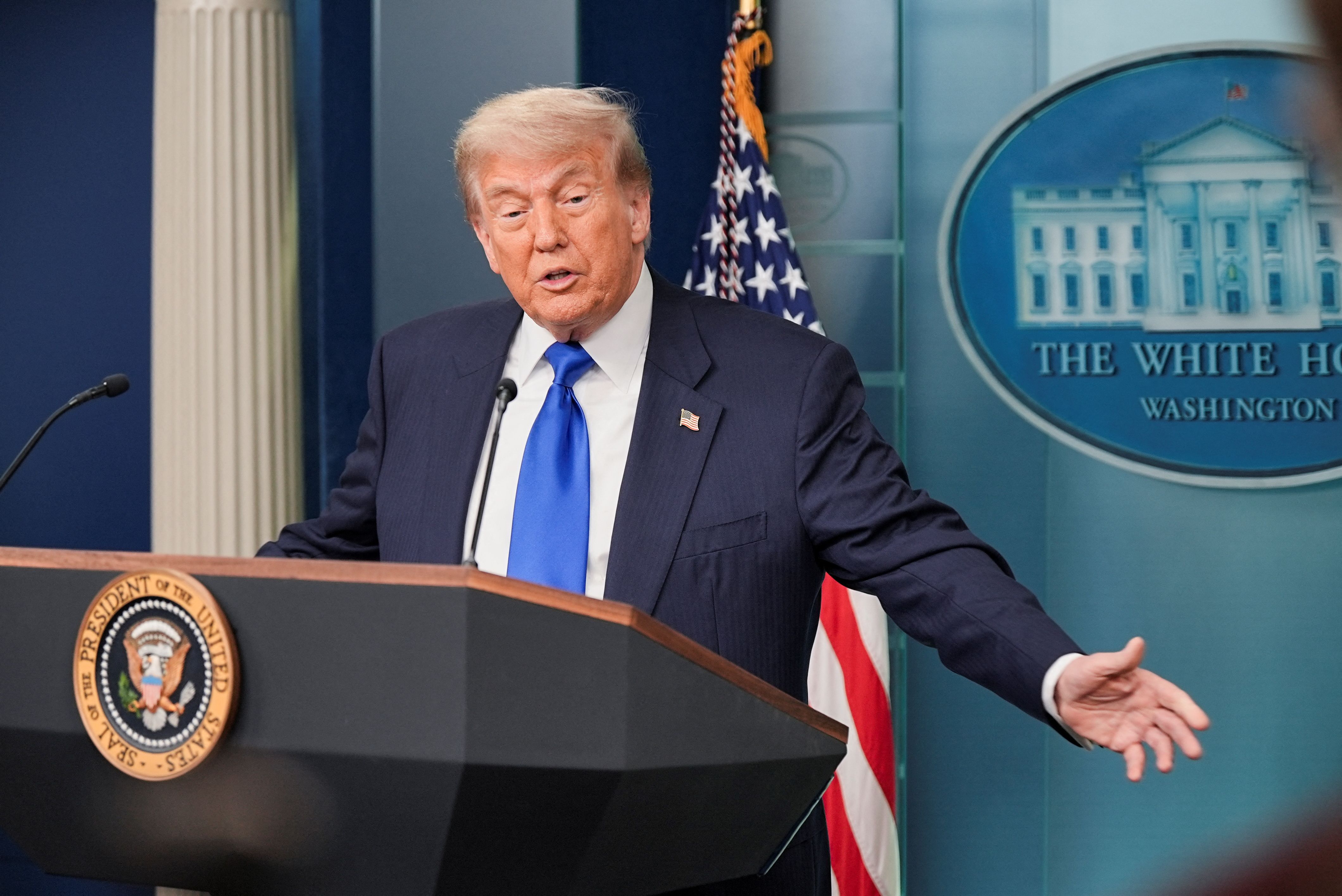 دونالد ترامپ: اگر ایران درست رفتار کند معافیت‌های تحریمی در نظر خواهم گرفت