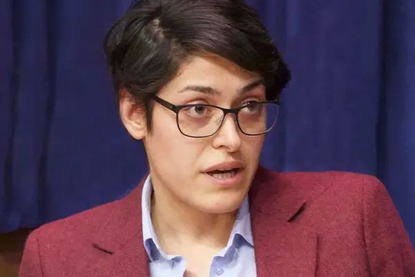 بعد تقرير "إيران إنترناشيونال" البنتاغون يراجع حصول الإيرانية آرين طباطبائي على تصريح أمني