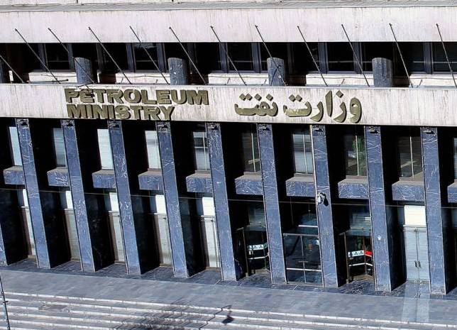 برلماني إيراني يعلن بدء التحقيق في تهريب 20 مليون لتر من البنزين يوميًا 