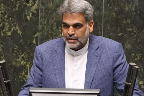 برلماني إيراني: الدولار ارتفع 2000 تومان بعد جلسة "بلا جدوى" مع الفريق الاقتصادي للحكومة