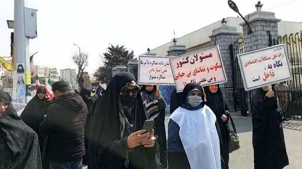 روزنامه کیهان: حکومت برای نجات برخی جوانان از بلای بی‌حجابی کاری کند