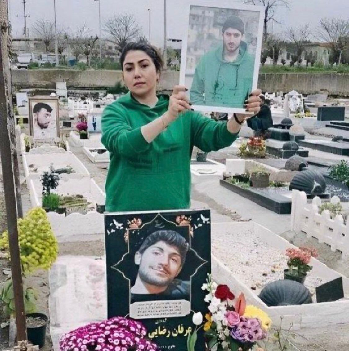 فرزانه برزه‌کار، مادر دادخواه عرفان رضایی، به ۲ سال حبس و جزای نقدی محکوم شد