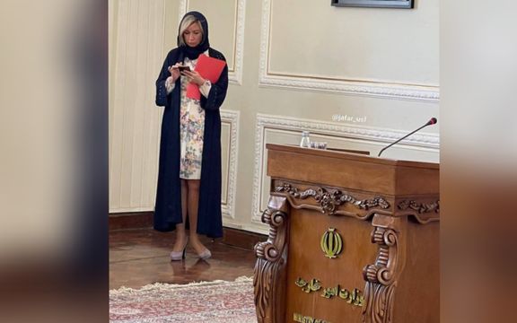نحوه پوشش سخنگوی وزارت خارجه روسیه در وزارت خارجه ایران