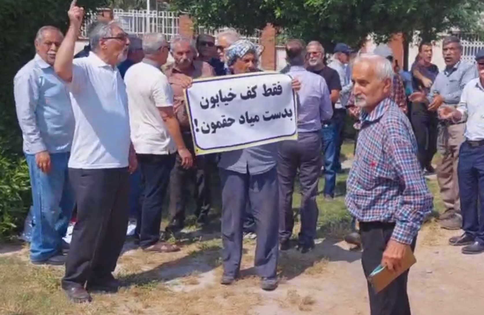 تجمع بازنشستگان با شعارهایی علیه حجاب اجباری و در حمایت از توماج صالحی