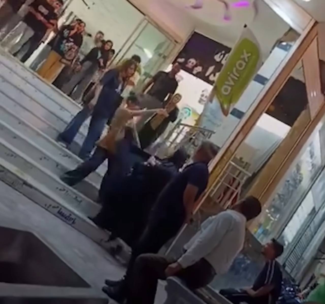 بسبب "الحجاب الإجباري".. اعتقال مراهقتين في إيران بعد شجار مع "آمرة بالمعروف"