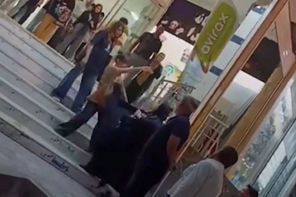 دو دختر نوجوان در فسا در پی درگیری با یک زن «آمر به معروف» بازداشت شدند