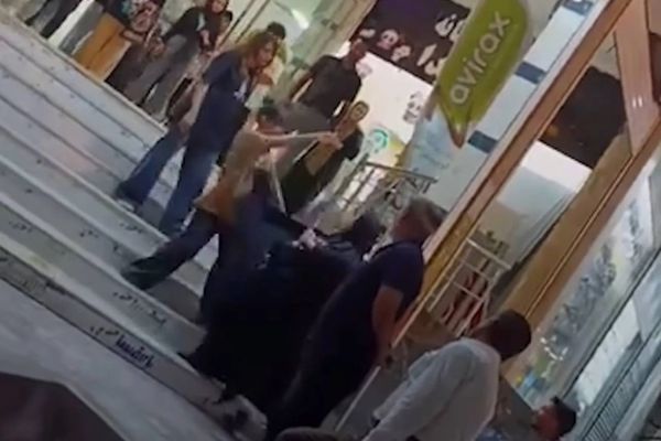 بسبب "الحجاب الإجباري".. اعتقال مراهقتين في إيران بعد شجار مع "آمرة بالمعروف"