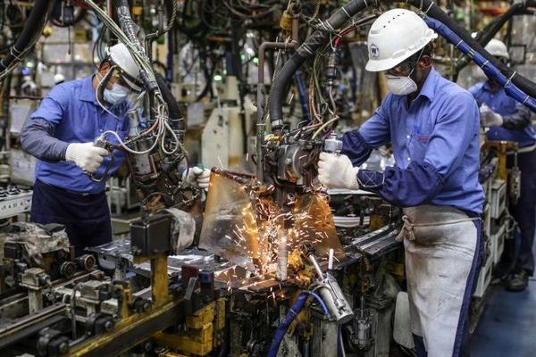 انقطاع التيار الكهربائي بإيران يؤثر على إنتاج ومبيعات الصناعات الكبيرة وقلق من رفع الأسعار